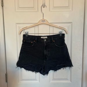ABERCROMBIE CUTOFF SHORTS HIGH RISE BLACK MINORLY DISTRESSED